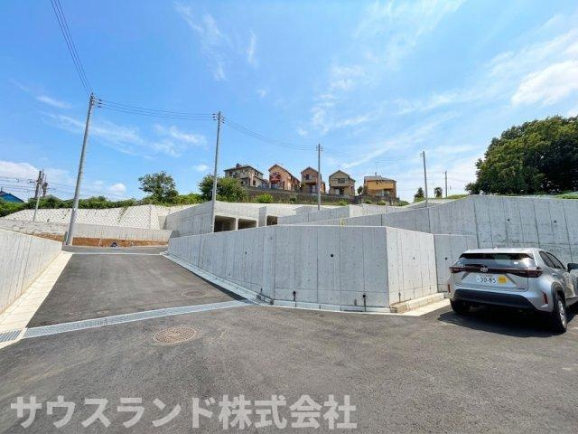 綺麗に舗装された分譲地内の道路は、お車のタイヤへの負担も少なく快適な走行が可能です！高台に位置しているため、大雨などの水害リスクも低減され安心です。澄んだ空気の中で、健やかな毎日を過ごせます！