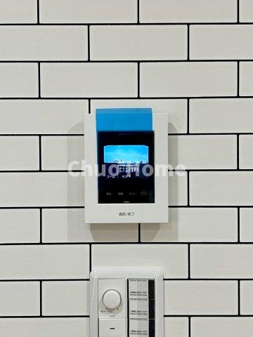 【モニターホン】誰が来たかすぐにわかるカラーモニター付きインターホン。通話ボタンを押すまでは室内の音は漏れていませんので相手を確かめてから応対できます。