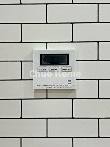 【給湯リモコン】外での一日を忘れさせてくれるオートバス機能でお好みの湯量・温度に調整された浴槽。