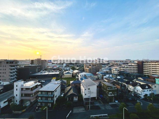 手を伸ばせば、ふれることが出来そうな環境が、そのままインテリアになったような印象です。その豊かな眺望にふさわしい空間には、通風・採光にも優れ、心地よい光と風があふれています