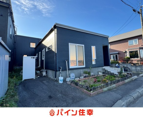 築7年で屋根外壁もまだきれいな外観です。