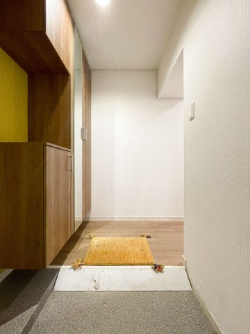 玄関ドアを開けると、落ち着いた雰囲気の玄関が広がります。