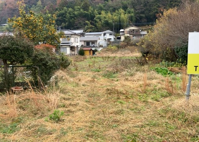 土地の前の道路に消火栓が設置されていることがあります。この場合、道路交通法第45条第1項により、駐車禁止の場所が指定されています。そのため、車庫などの駐車スペースをつくることができない場合があります。