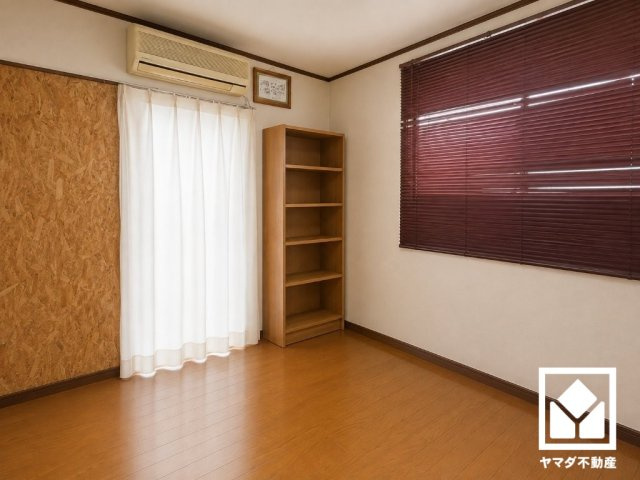 明るく開放的な洋室で、快適な生活を。（※本画像は空室時の写真に、家具・小物等をCG合成したイメージです。実際の仕様とは異なる場合がございます。）