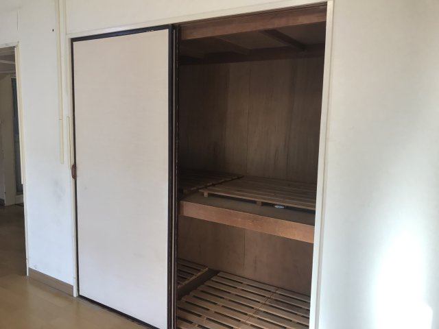 奥行きがあり布団なども収納できます。