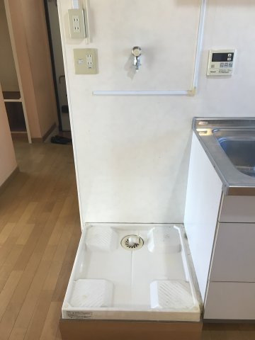 キッチン横の洗濯機置場で家事動線がコンパクトになります。