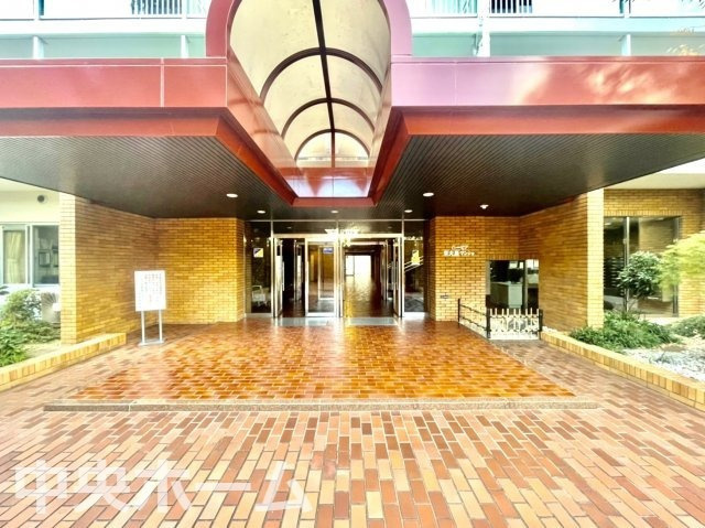 【エントランス】マンションのエントランスは、その物件の印象を決める、顔とも言える場所です。毎日通る場所ですからきれいなのが一番です。エントランス内はオートロックですので暮らしの安全も確保されています。