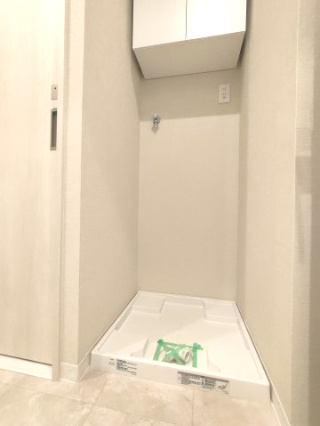 【室内洗濯機置き場】　上部のキャビネットにランドリーグッズなどを収納できます。