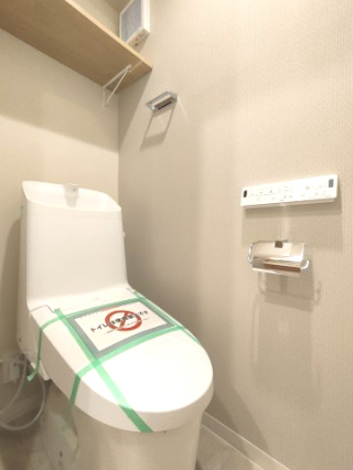 【トイレ】　洗浄機能付きトイレ。上部には収納付で、トイレットペーパー等、買い置きもしやすそうです。