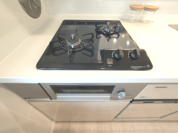 【2口ガスコンロ】　2口コンロ、グリル付きでお料理のレパートリーも増えそうです。