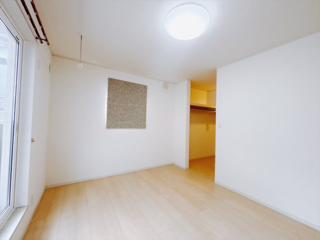 ■2階洋室｜ナチュラルカラーの床です。模様替えなどとても楽しく工夫できます♪陽当たり、風通しもとても良いので毎日快適な生活スタートです！子供部屋にも良いですね♪