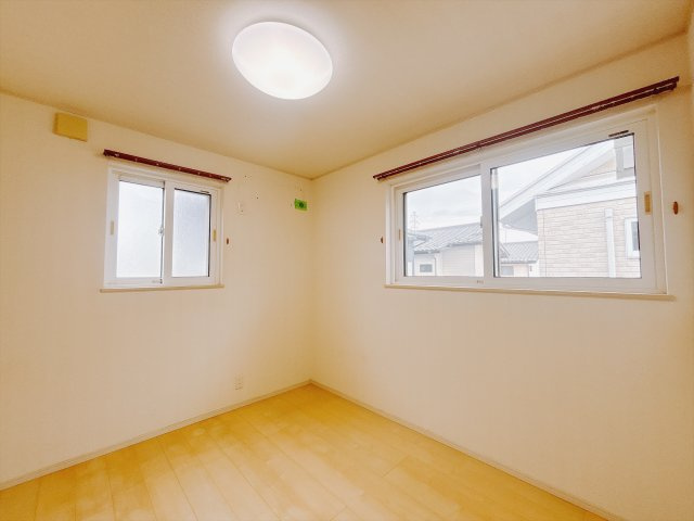 ■2階洋室｜階洋室には大きな窓をご用意しています。日中はあたたかな日差し差し込み自分時間も充実できますね＾＾
