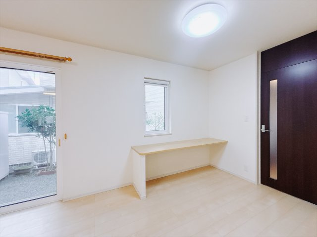 ■リビング｜木製で懐かしさのある家具やアンティーク調の小物に囲まれてレコードを流したり小説を読んだり…そんな心ときめく暮らしをしませんか？