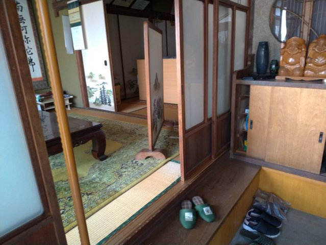 落ち着いた雰囲気の玄関で、来客時にも好印象を与える空間です。収納スペースも確保されており、靴や日用品を整理しやすい設計。和の趣を感じる内装が魅力で、帰宅時にほっと落ち着ける空間となっています。