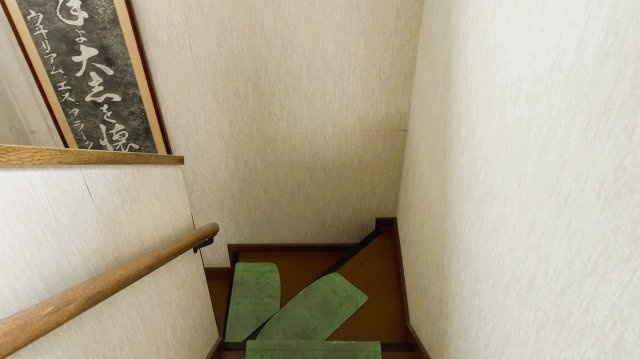 昇降をサポートする手すり付の階段。