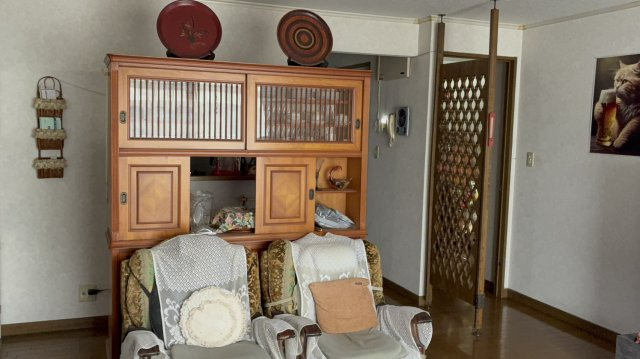 落ち着いた色の建具が調和するお部屋