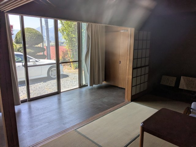 広縁も兼ねた板の間越しのお庭が良く見えます。