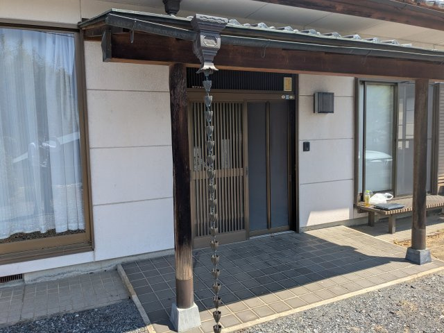 お客様をお迎えする、趣きある引き戸の玄関はこちらです。