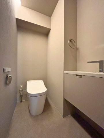 タンクレストイレを設置。手洗いカウンターも備えており、上質感と機能性を兼ね備えた空間になっています。