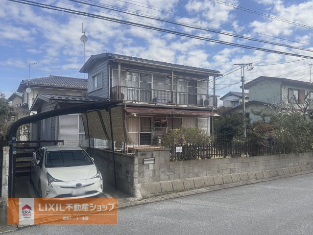 大切な車を守ってくれるカーポート付！　閑静な住宅街！住宅地内には防犯カメラが付いているので安心ですね！！　南東角地で陽当り良好。