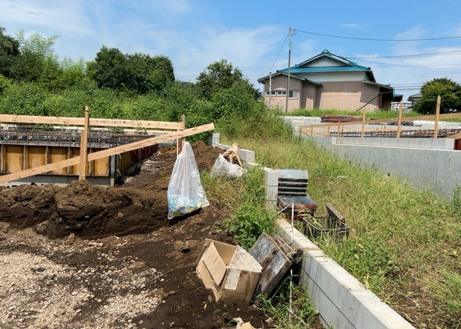 庭のある家に住むことのメリットとして、子どもたちの遊び場を確保できること、ガーデニングや家庭菜園を楽しめること、明るさを確保できることがあります。また、配置を工夫することでプライバシーが確保できます。