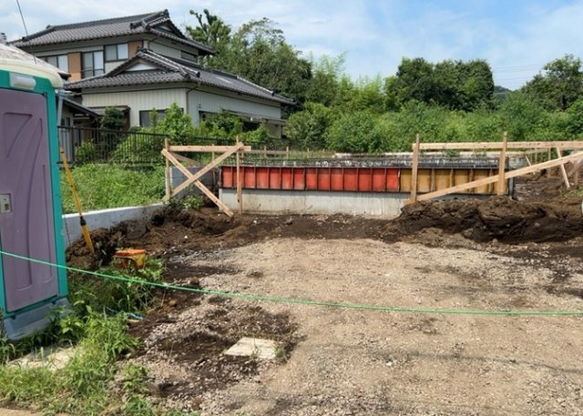 玄関は、狭すぎると複数人で使いにくく、広すぎても無駄な空間になりがちです。最低2畳を目安にして、家の広さとの兼ね合いや家族の人数を考慮して決めるとよいでしょう。現地を見学して快適な玄関を選びましょう！