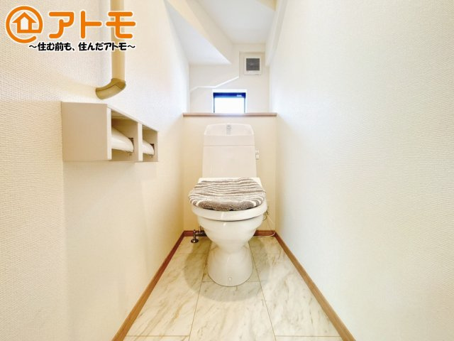 窓があり換気もすぐにできる、清潔感のあるトイレです♪