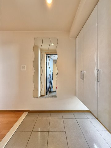 90度に折れているタイプの玄関なので、ドアを開けても家の中が見えないプライバシーを確保した作りになっています。