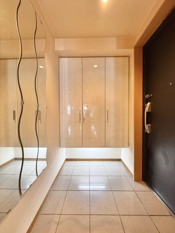 大容量のシューズクロークと波状のルームミラーが、シンプルながらオシャレな空間を演出してくれています。