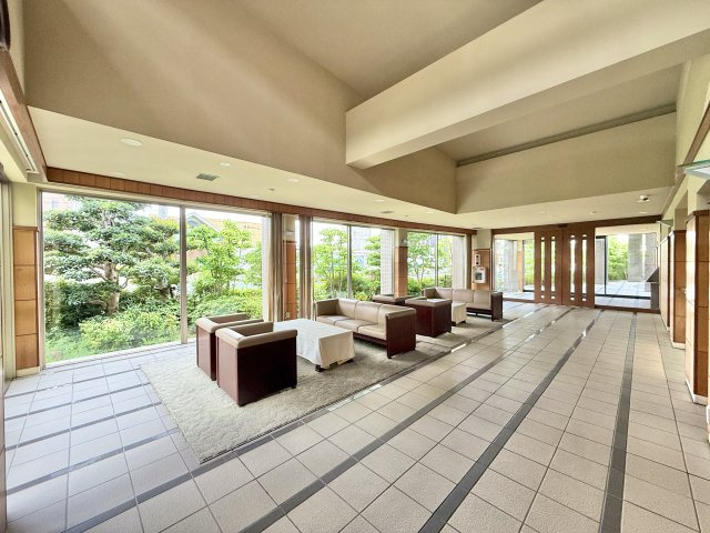 広々としたエントランスは、居住者を優しく迎え入れてくれます。待ち合わせの場所としても活用できます！