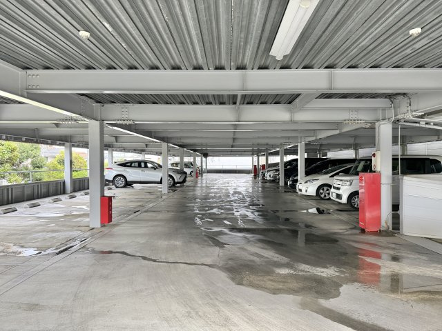 駐車場は平面か、自走式駐車場なのが嬉しいですね。機械式駐車場のように待ち時間が発生することはありませんよ！