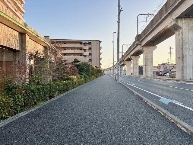 赤電沿いに面しており、歩道が広いのでとても住みやすい住環境です。