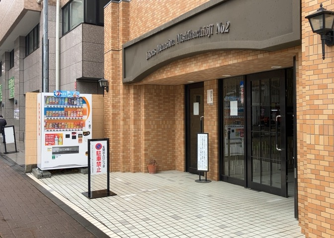 中庭（パティオ）とは、一つの建築物の内部に設けられた、壁などで囲われている庭のことを指します。コの字型、ロの字型が主流ですが、L字型の中庭もあります。最近では、インテリア性の高さからも人気があります。