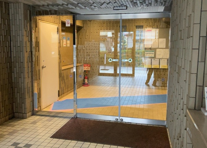 マンションのエントランスには、もともと風よけや防犯の役割がありますが、マンションによって宅配ボックスなどの設備が備わっている所もあります。日々の生活をイメージしながら生活しやすさをチェックしましょう。