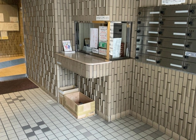 受付はマンションコンシェルジュがいる場合もあれば、管理人が滞在する小部屋を総称して呼ぶことがあります。主にエントランスに設置されていることから、防犯面でも期待ができます。防犯設備がない場合はより安心！