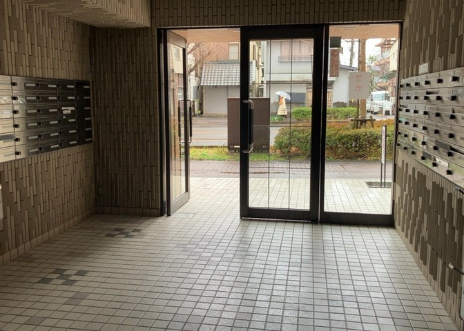 共用部分は、一棟の建物に住む区分所有者全員が共同で所有するとし、共用部分の管理、補修などは、区分所有者で形成される管理組合が行います。個人の判断で勝手に変更することはできませんので覚えておきましょう。
