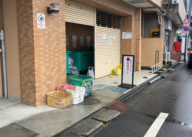 共有部分は、住民なら誰もが使える設備のこと。例えば駐車場やエレベーター、インターネット設備、セキュリティ設備などがあります。他にも、マンションの廊下・外部階段やエントランス・ゴミ置き場などがあります。
