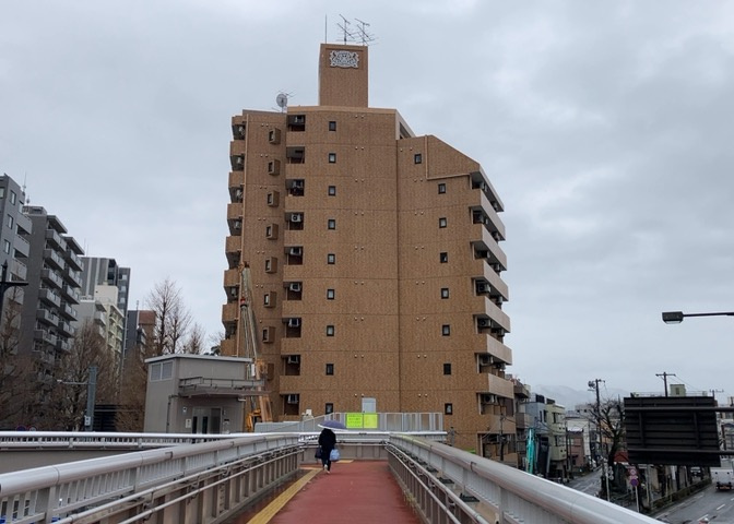 眺望の良さを楽しめるダイニングキッチンで家族団らんの時間を過ごしてはいかがでしょうか。バルコニーから見える景色を家族で眺める時間は、時間が経つのを忘れてしまいそうですね。是非、現地を見に行きましょう！