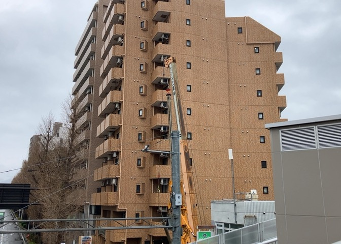 道幅が広い場所は日当たりや風通が良好です。幅が広いのですれ違いも可能ですし大きな車でも駐車可能！一方で、大型車が通ることも多くなるため交通量の増加により騒音に繋がります。また土地の値段が高くなります。