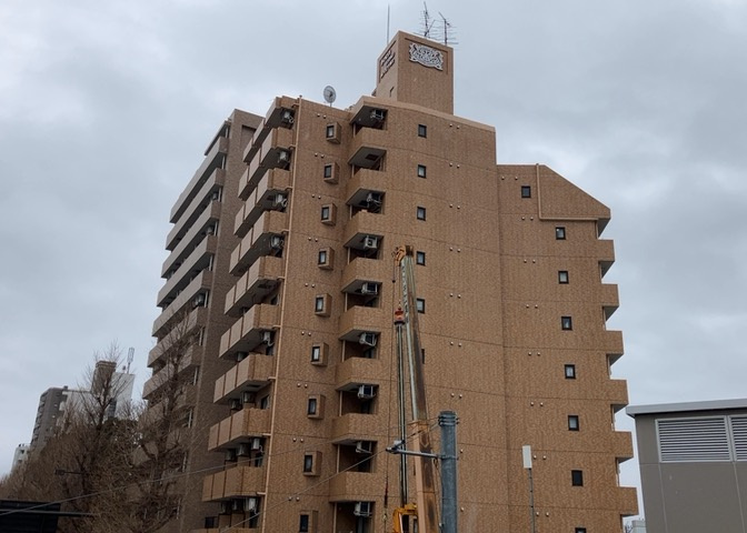 ＲＣ造、Reinforced　Concreteは直訳すると補強されたコンクリートです。主に柱や梁・床・壁が鉄筋とコンクリートで構成おり、鉄筋を組んだ型枠にコンクリートを流し込んで固めたものを指します。
