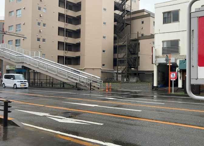 眺望を気にして物件を探す場合、前面に建物が建っていないか現地で確認しましょう！前面に建物があると景色はもちろん、日当たりや風通しにも影響が出てきます。住んだ時のことを想像しながら現地見学をしましょう。