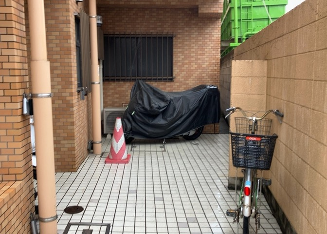共有部分は、住民なら誰もが使える設備のこと。例えば駐車場やエレベーター、インターネット設備、セキュリティ設備などがあります。他にも、マンションの廊下・外部階段やエントランス・ゴミ置き場などがあります。