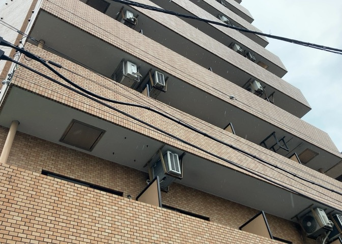共用部分は、一棟の建物に住む区分所有者全員が共同で所有するとし、共用部分の管理、補修などは、区分所有者で形成される管理組合が行います。個人の判断で勝手に変更することはできませんので覚えておきましょう。