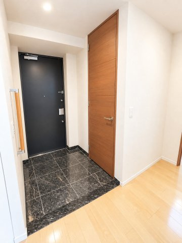 シューズインクローゼット付きの明るい玄関です