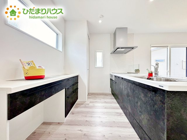 収納もたっぷり御座います。お食事の準備をしながらご家族との会話を楽しめます。キッチン近くに水回りも集中しているので、家事の動きがらくちんです♪
