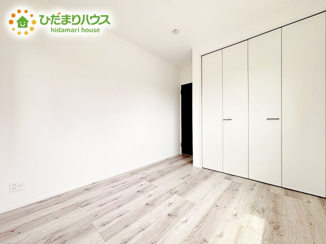 窓からそそがれる暖かみのある明るい空間。広々としたプライベート空間で自分の時間を楽しめます。フローリング仕様で普段のお掃除も楽々です。