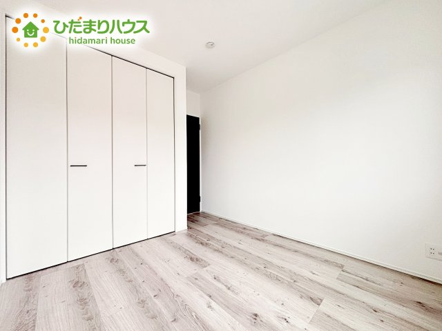窓からそそがれる暖かみのある明るい空間。広々としたプライベート空間で自分の時間を楽しめます。フローリング仕様で普段のお掃除も楽々です。