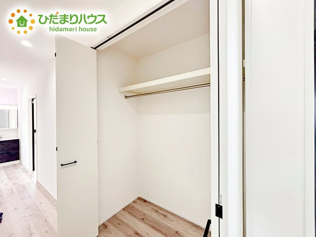暮らしのちょうど良いところにクローゼットを配置することで家の中がスッキリと片付きます。掃除道具や家族それぞれの小物などを適材適所で収納可能。