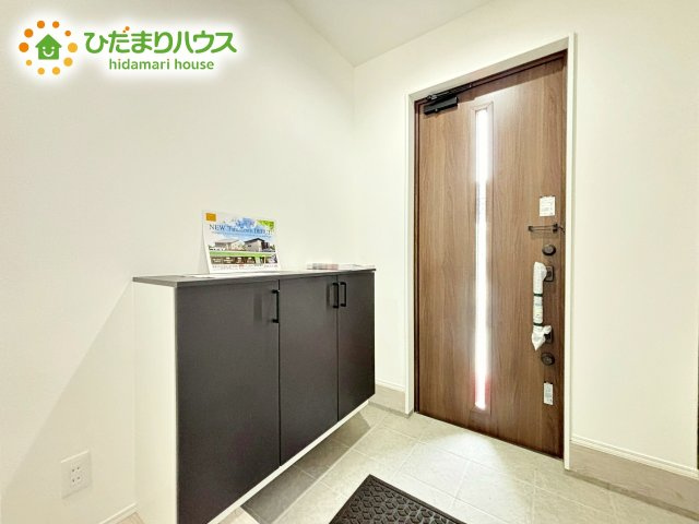 シューズインクローゼットは、靴以外にもゴルフバックやベビーカーを置くことができ、　散らかりがちな玄関もスッキリします。