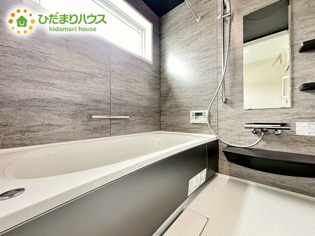 浴室には窓があり、換気が良好です。リラックスできるバスタイムを楽しむことができ、心地よい空間を提供します。